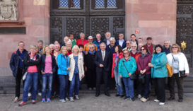 SPD-Ortsverein Erzhausen AG 60 plus vor dem Frankfurter Römer mit Oberbürgermeister Peter Feldmann in der Mitte